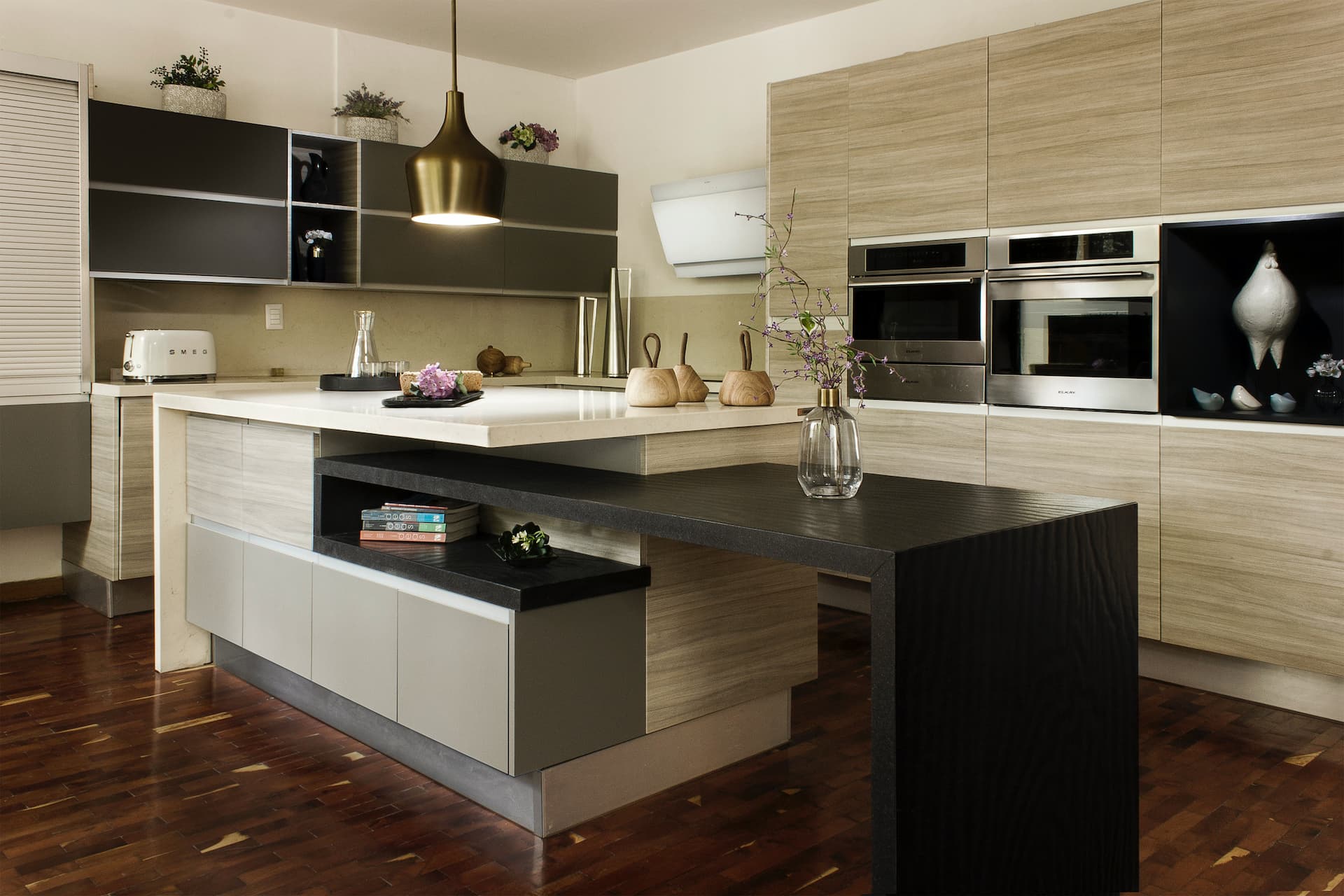 Cocina moderna con isla central de diseño estiloso